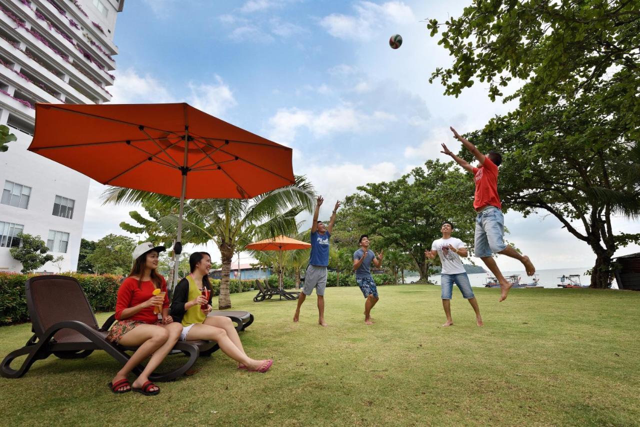 เลซิส สวีท ปีนัง Hotel บายันเลอปาส ภายนอก รูปภาพ The lawn at the beach resort