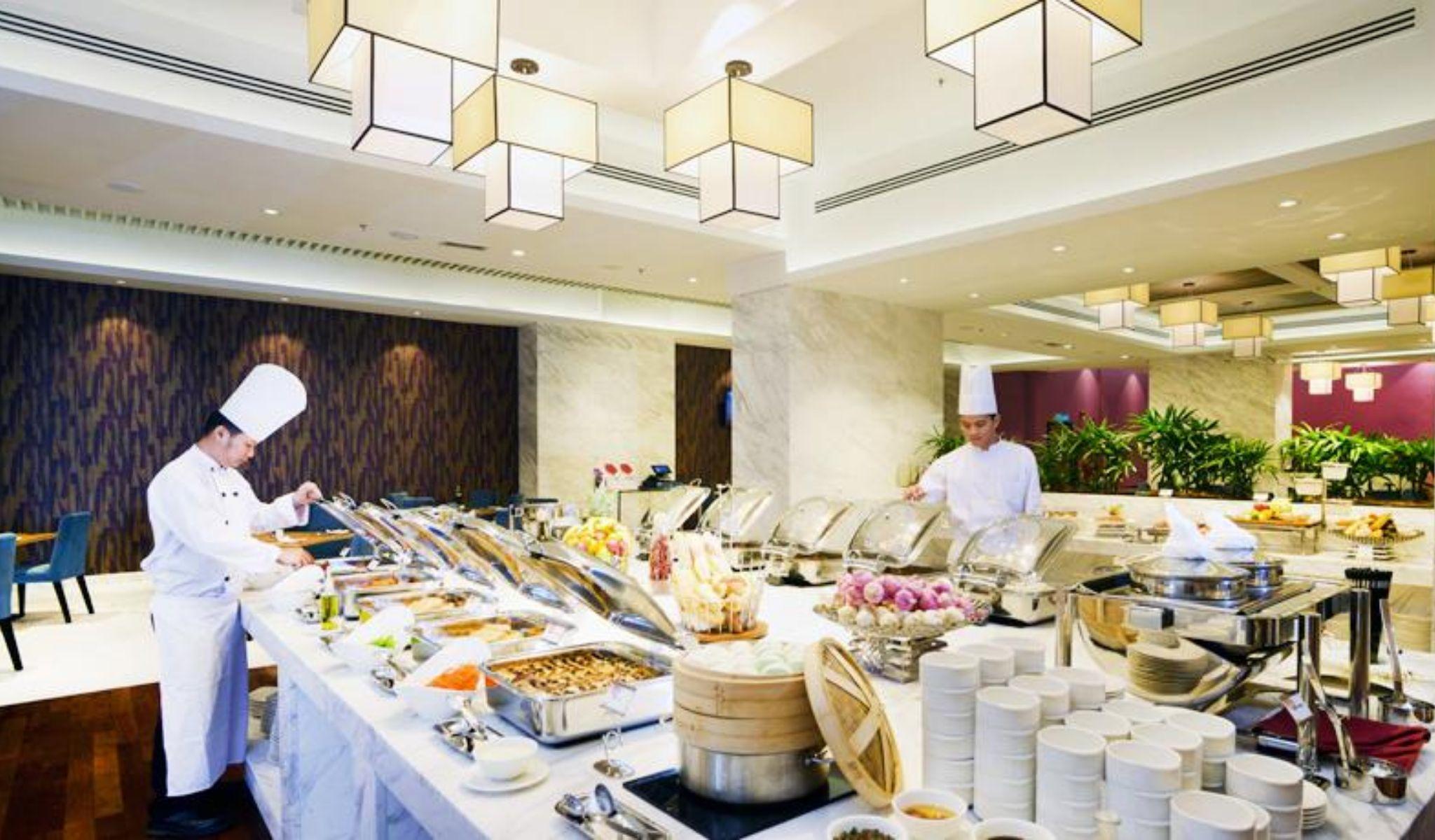เลซิส สวีท ปีนัง Hotel บายันเลอปาส ภายนอก รูปภาพ A buffet at a hotel