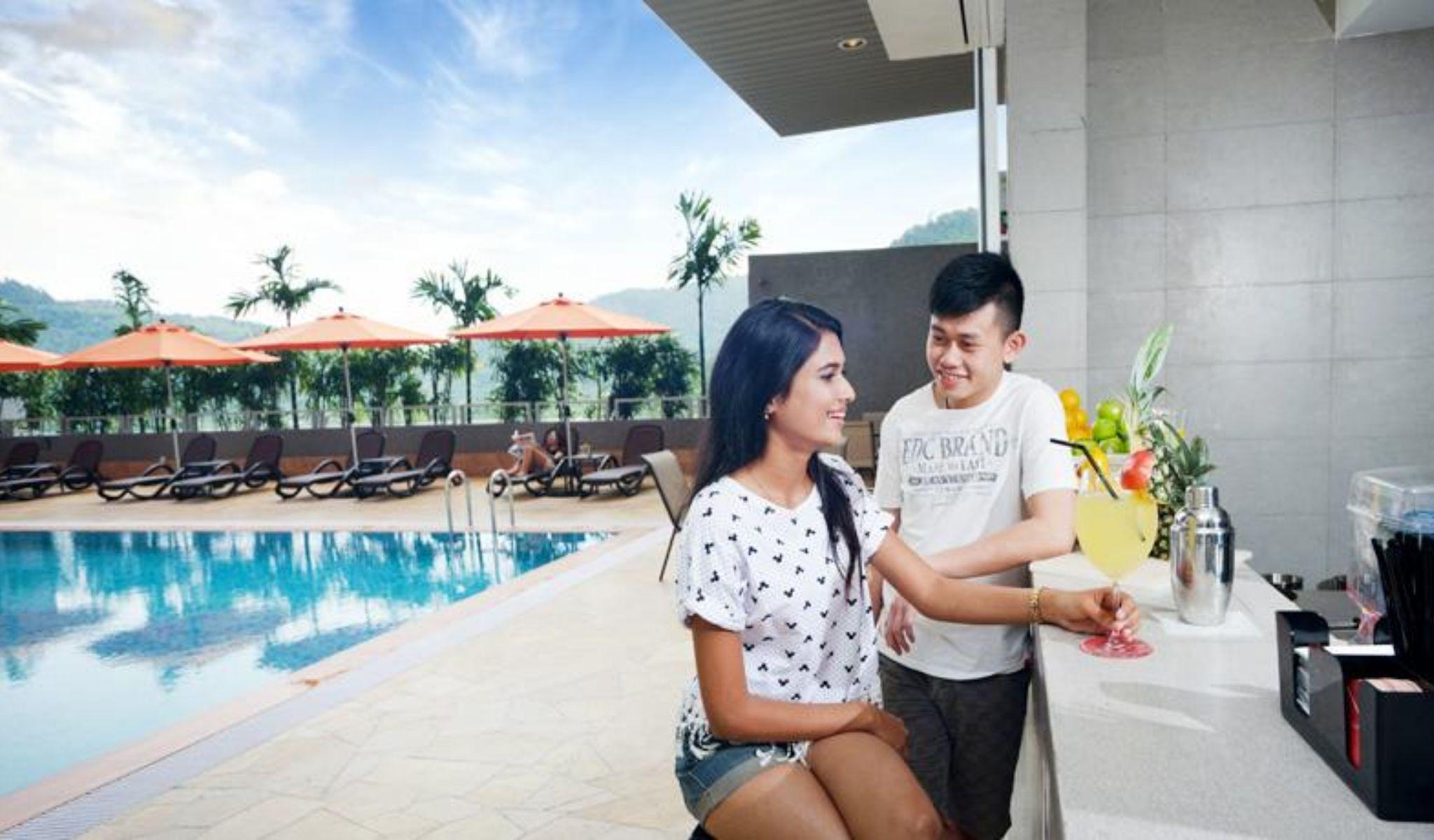 เลซิส สวีท ปีนัง Hotel บายันเลอปาส ภายนอก รูปภาพ The swimming pool at the hotel