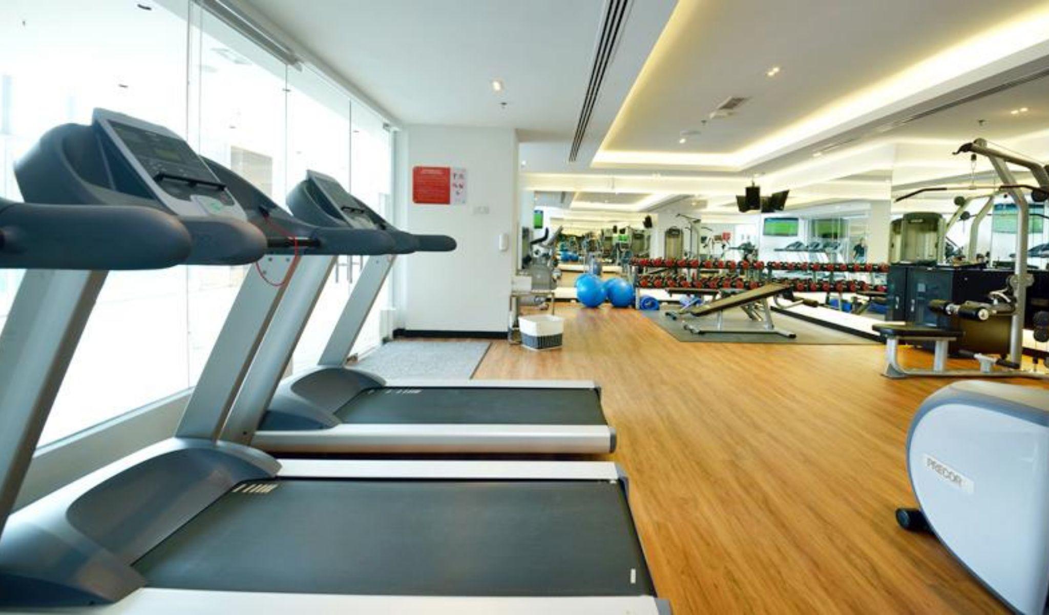 เลซิส สวีท ปีนัง Hotel บายันเลอปาส ภายนอก รูปภาพ A gym in a hotel