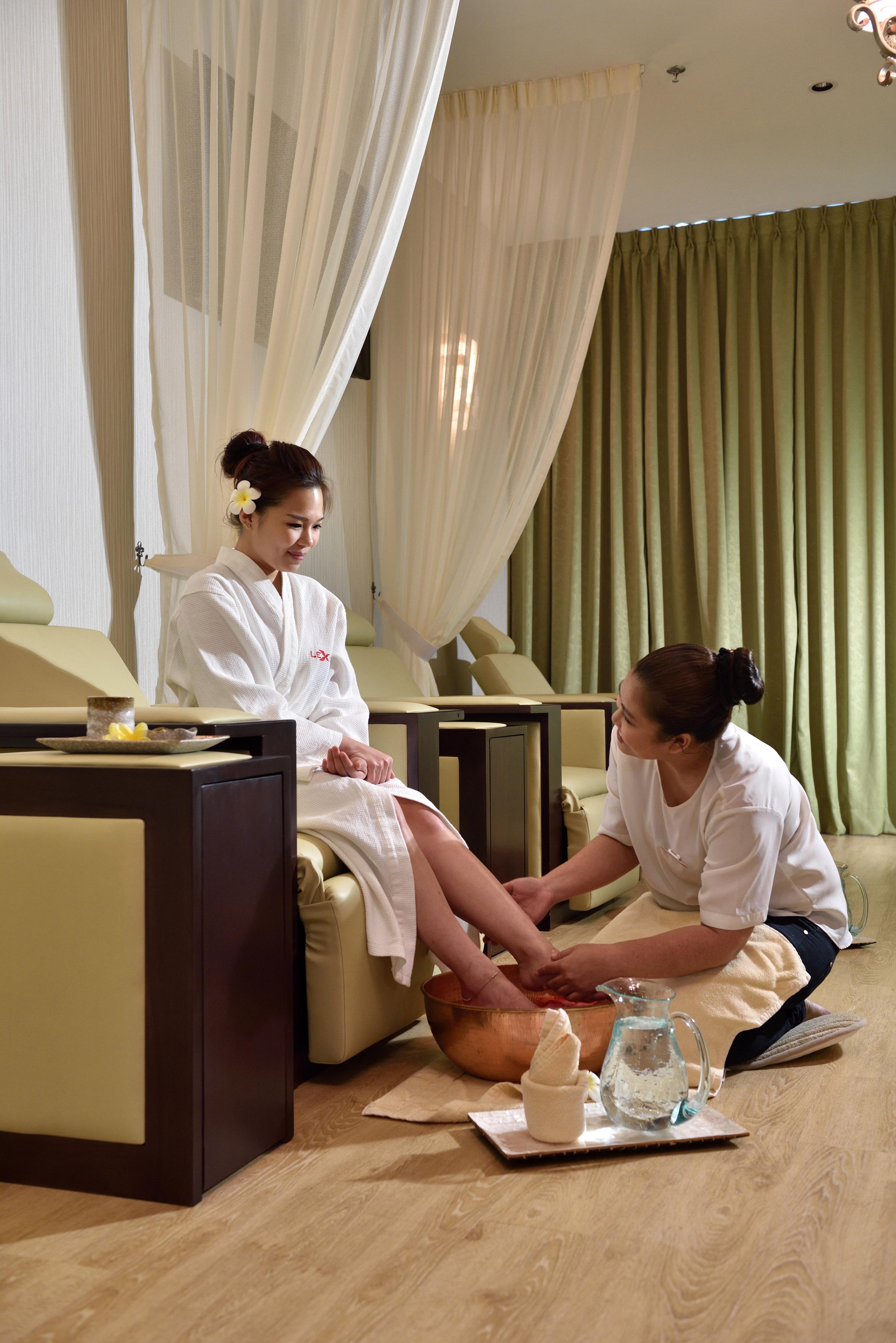 เลซิส สวีท ปีนัง Hotel บายันเลอปาส ภายนอก รูปภาพ A foot massage