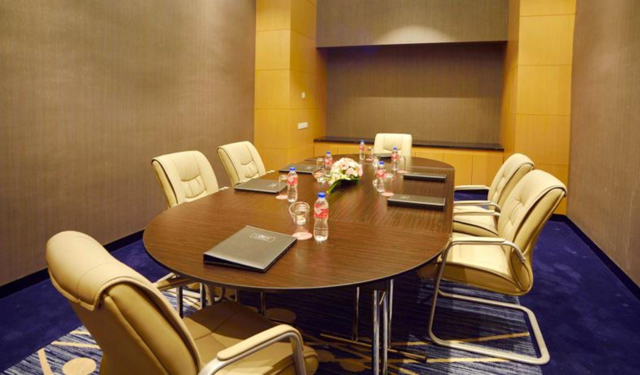 เลซิส สวีท ปีนัง Hotel บายันเลอปาส ภายนอก รูปภาพ A meeting room