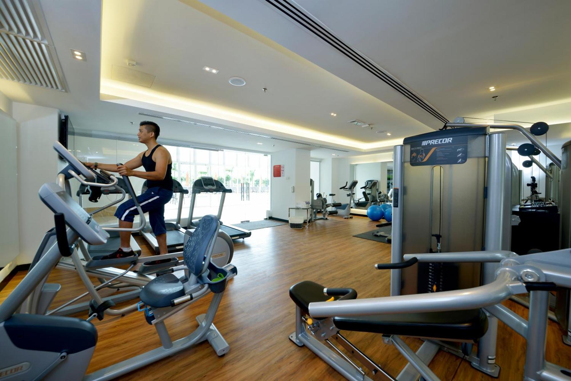 เลซิส สวีท ปีนัง Hotel บายันเลอปาส ภายนอก รูปภาพ The gym at the hotel