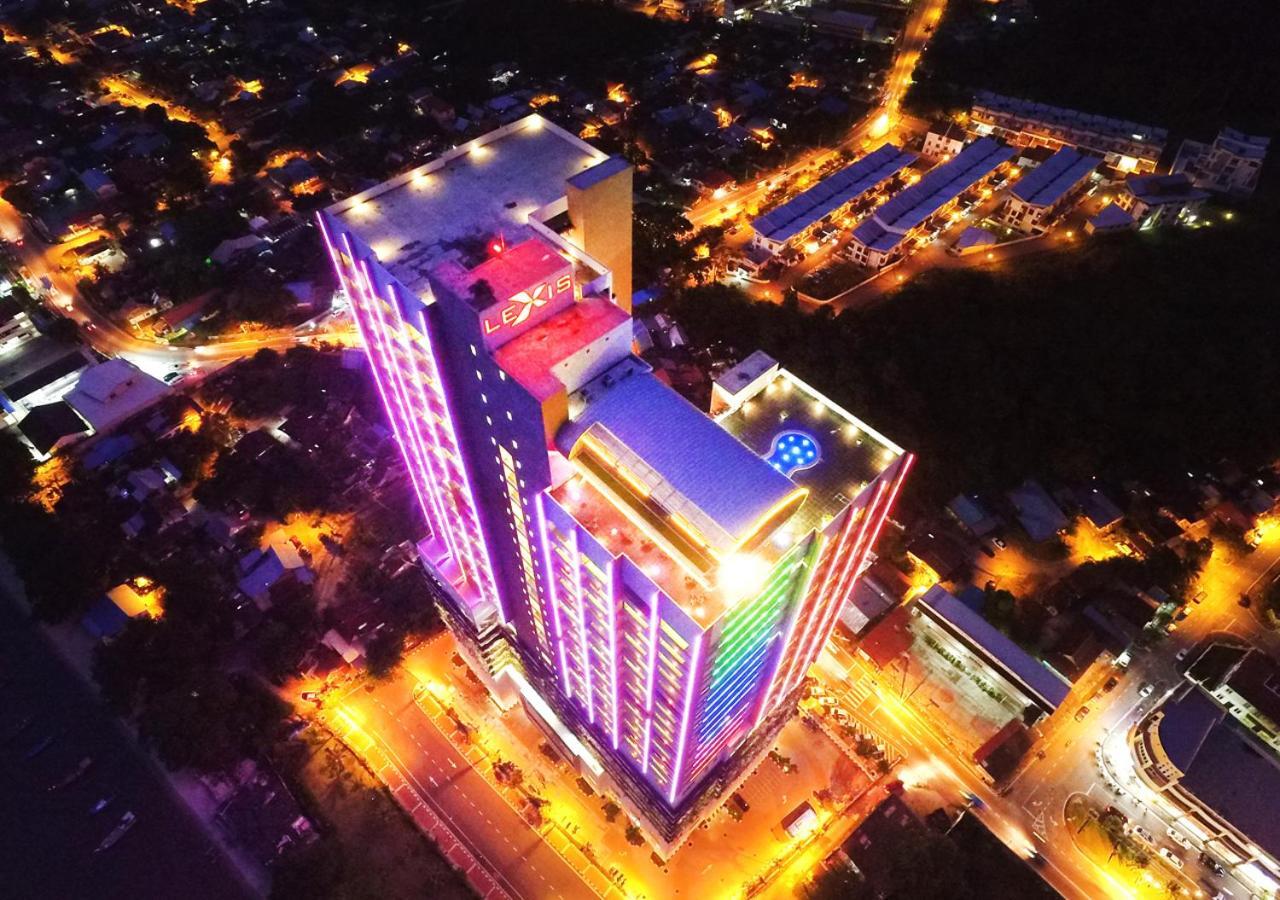 เลซิส สวีท ปีนัง Hotel บายันเลอปาส ภายนอก รูปภาพ Aerial view of the hotel at night