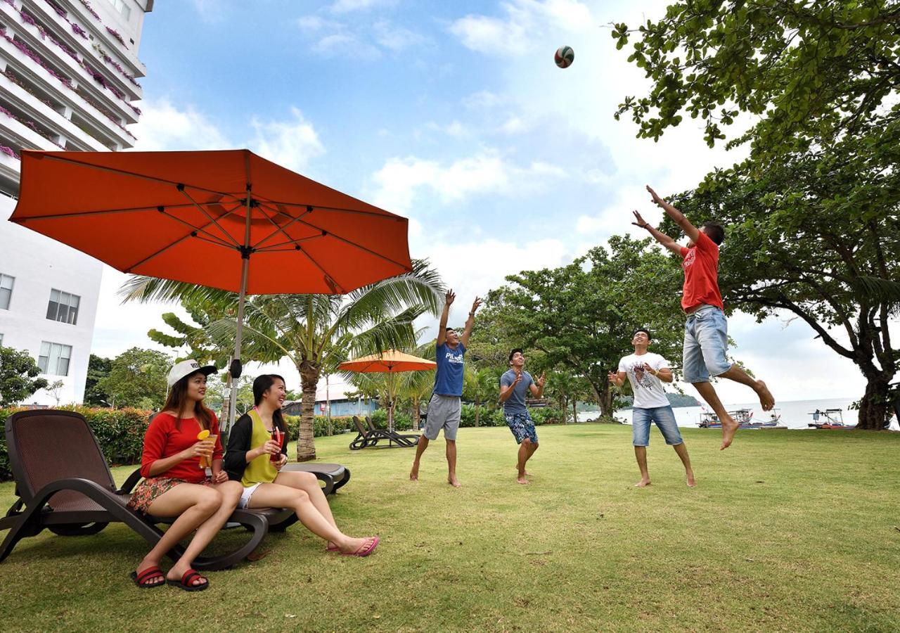 เลซิส สวีท ปีนัง Hotel บายันเลอปาส ภายนอก รูปภาพ Students playing frisbee at the university campus